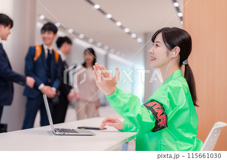 受付をするイベントスタッフ 受付をするイベントスタッフ 115661030