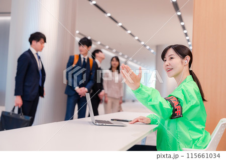 受付をするイベントスタッフ 受付をするイベントスタッフ 115661034