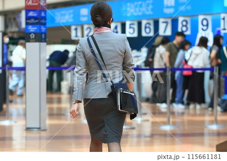 空港の出発ロビーを業務に向かう航空会社のスタッフ 115661181