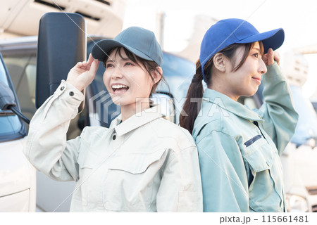 2人の女性トラックドライバー 2人の女性トラックドライバー 115661481