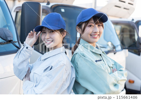 2人の女性トラックドライバー 2人の女性トラックドライバー 115661486