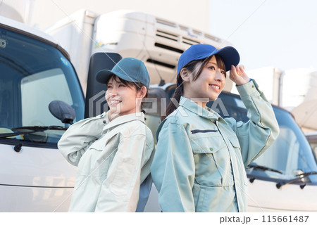 2人の女性トラックドライバー 2人の女性トラックドライバー 115661487