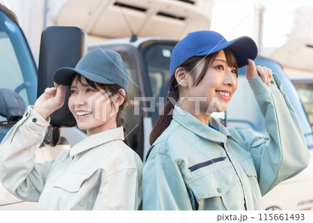 2人の女性トラックドライバー 2人の女性トラックドライバー 115661493