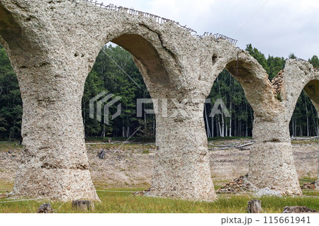 北海道/ 崩落が目立つ幻の橋 夏の「タウシュベツ橋梁」(タウシュベツ川橋) 北海道/ 崩落が目立つ幻の橋 夏の「タウシュベツ橋梁」(タウシュベツ川橋) 115661941