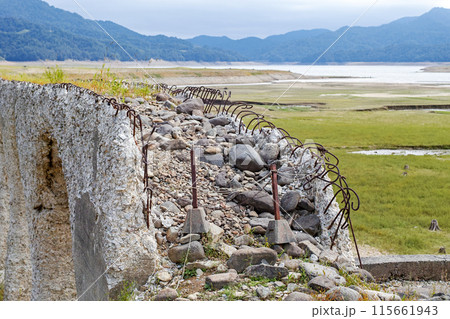 北海道/ 崩落が目立つ幻の橋　夏の「タウシュベツ橋梁」（タウシュベツ川橋） 115661943