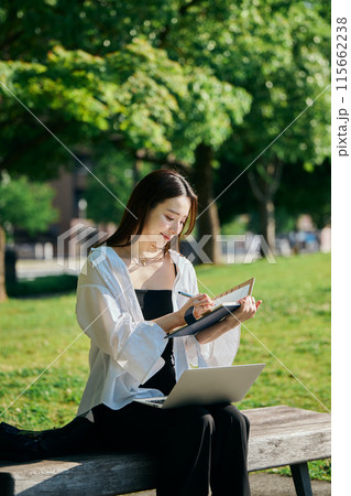手帳にメモをする若い女性 手帳にメモをする若い女性 115662238