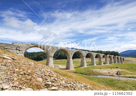 北海道/ 夏の青空が極まる 幻の橋といわれるアーチ橋「タウシュベツ橋梁」(タウシュベツ川橋) 北海道/ 夏の青空が極まる 幻の橋といわれるアーチ橋「タウシュベツ橋梁」(タウシュベツ川橋) 115662302