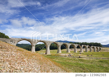 北海道/ 夏の青空が極まる 幻の橋といわれるアーチ橋「タウシュベツ橋梁」（タウシュベツ川橋） 115662303