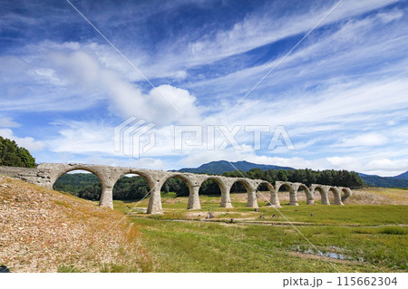 北海道/ 夏の青空が極まる 幻の橋といわれるアーチ橋「タウシュベツ橋梁」(タウシュベツ川橋) 北海道/ 夏の青空が極まる 幻の橋といわれるアーチ橋「タウシュベツ橋梁」(タウシュベツ川橋) 115662304