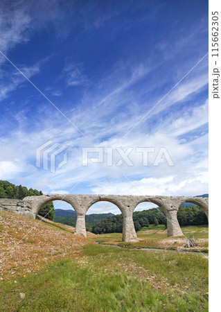 北海道/ 夏の青空が極まる 幻の橋といわれるアーチ橋「タウシュベツ橋梁」（タウシュベツ川橋） 115662305