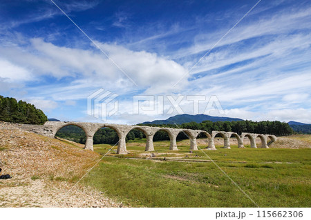北海道/ 夏の青空が極まる 幻の橋といわれるアーチ橋「タウシュベツ橋梁」(タウシュベツ川橋) 北海道/ 夏の青空が極まる 幻の橋といわれるアーチ橋「タウシュベツ橋梁」(タウシュベツ川橋) 115662306