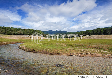 北海道/ 夏の青空が極まる 幻の橋といわれるアーチ橋「タウシュベツ橋梁」（タウシュベツ川橋） 115662315
