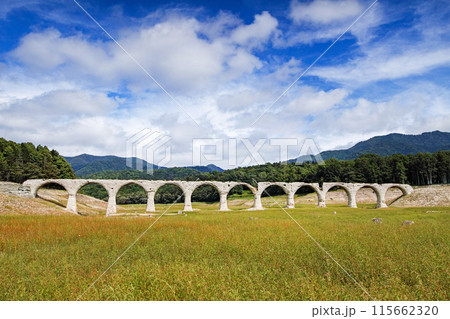 北海道/ 夏の青空が極まる 幻の橋といわれるアーチ橋「タウシュベツ橋梁」（タウシュベツ川橋） 115662320
