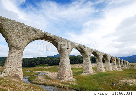 北海道/ 夏の青空が極まる 幻の橋といわれるアーチ橋「タウシュベツ橋梁」（タウシュベツ川橋） 115662331