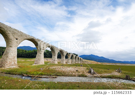 北海道/ 夏の青空が極まる 幻の橋といわれるアーチ橋「タウシュベツ橋梁」（タウシュベツ川橋） 115662333