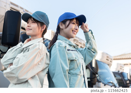 2人の女性トラックドライバー 115662425