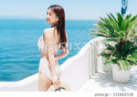 リゾート地でバカンスを楽しむ水着の女性 リゾート地でバカンスを楽しむ水着の女性 115662536