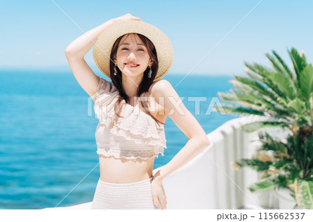 リゾート地でバカンスを楽しむ水着の女性 リゾート地でバカンスを楽しむ水着の女性 115662537
