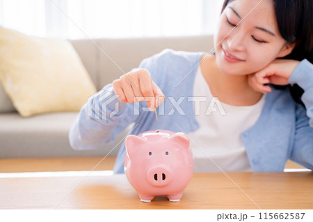貯金をする女性 貯金をする女性 115662587