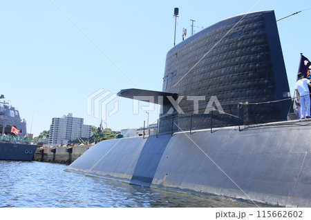 横須賀基地に停泊する潜水艦 115662602