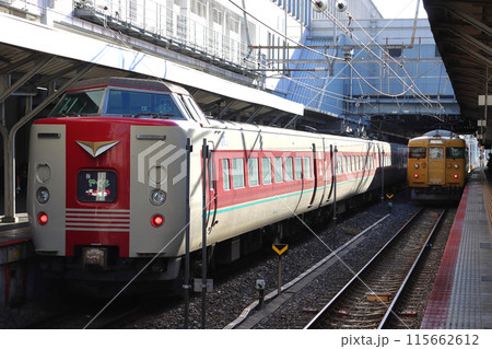 岡山駅に停車中の伯備線特急やくも号：381系電車（岡山⇔出雲市） 115662612