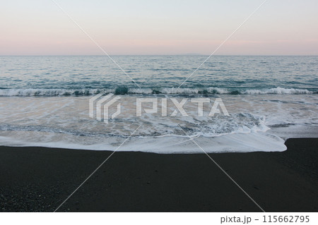 夕暮れの穏やかな海岸 115662795