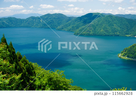 何個具の島と見まちがいそうな琵琶湖の水面 何個具の島と見まちがいそうな琵琶湖の水面 115662928