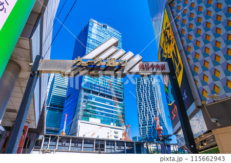 日本の東京都市景観 5月・ウェーヴ通りから渋谷駅再開発や大型クレーンなどを望む＝3日 115662943