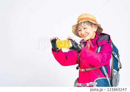 スマホで撮影する登山服のシニア女性 スマホで撮影する登山服のシニア女性 115663247