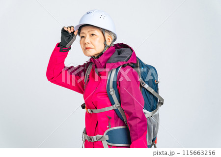 ヘルメットを被ったシニア女性 115663256