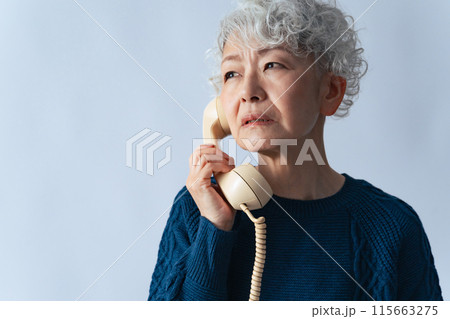 電話しながら落ち込むシニア女性 115663275