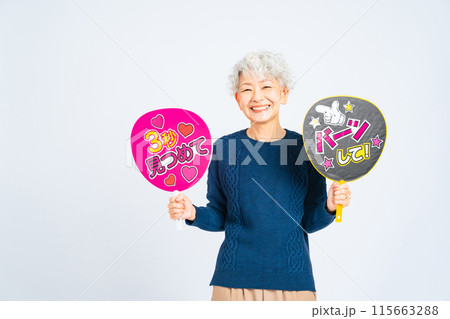 推し活うちわを持つシニア女性 115663288