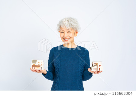 住宅模型を持つシニア女性 115663304