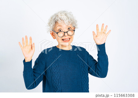 びっくりするシニア女性 びっくりするシニア女性 115663308