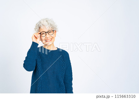 メガネをかけたシニア女性 115663310
