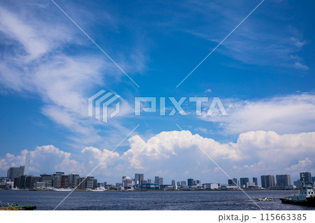東京湾を進む小さなボート 東京湾を進む小さなボート 115663385