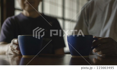 日本家屋でコーヒーを飲むシニアカップル 115663495