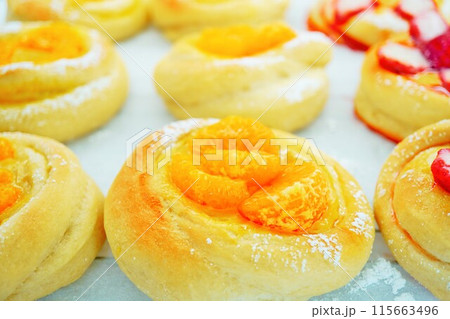 ホームメイドの焼きたてのみかんと苺のフルーツカスタードパン ホームメイドの焼きたてのみかんと苺のフルーツカスタードパン 115663496