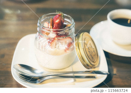 おしゃれなカフェのスイーツ おしゃれなカフェのスイーツ 115663724