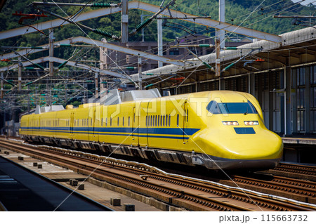 新下関駅を通過する923形新幹線「ドクターイエロー」 115663732