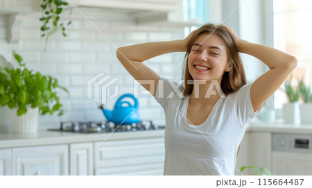 気分良く気持ちいい朝を迎えた女性 115664487