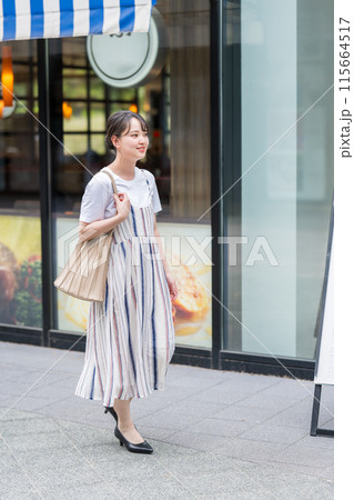 るんるん気分でショッピングを楽しむ女性 115664517