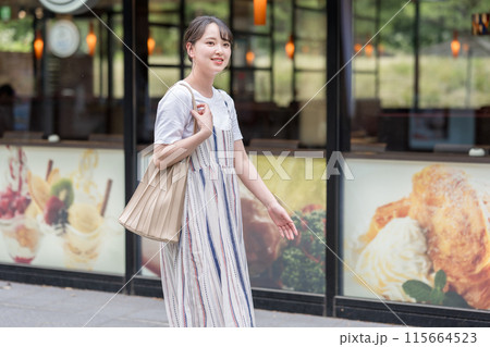 るんるん気分でショッピングを楽しむ女性 るんるん気分でショッピングを楽しむ女性 115664523