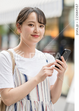 スマホを操作する若い女性 115664587