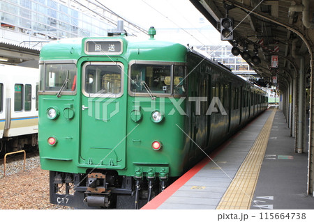 京都駅に停車中の「国鉄113系電車」 115664738