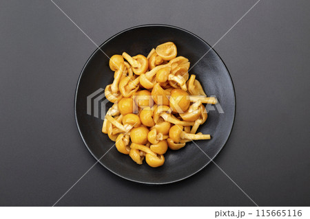 黒背景にナメコ 115665116