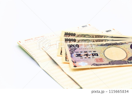預金通帳・紙幣のイメージ 115665834