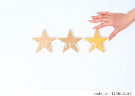 並べられた3個の星の木製ブロック 115666187