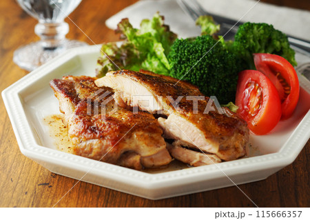 こんがりチキンのバターソテー こんがりチキンのバターソテー 115666357