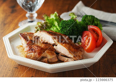 こんがりチキンのバターソテー こんがりチキンのバターソテー 115666375